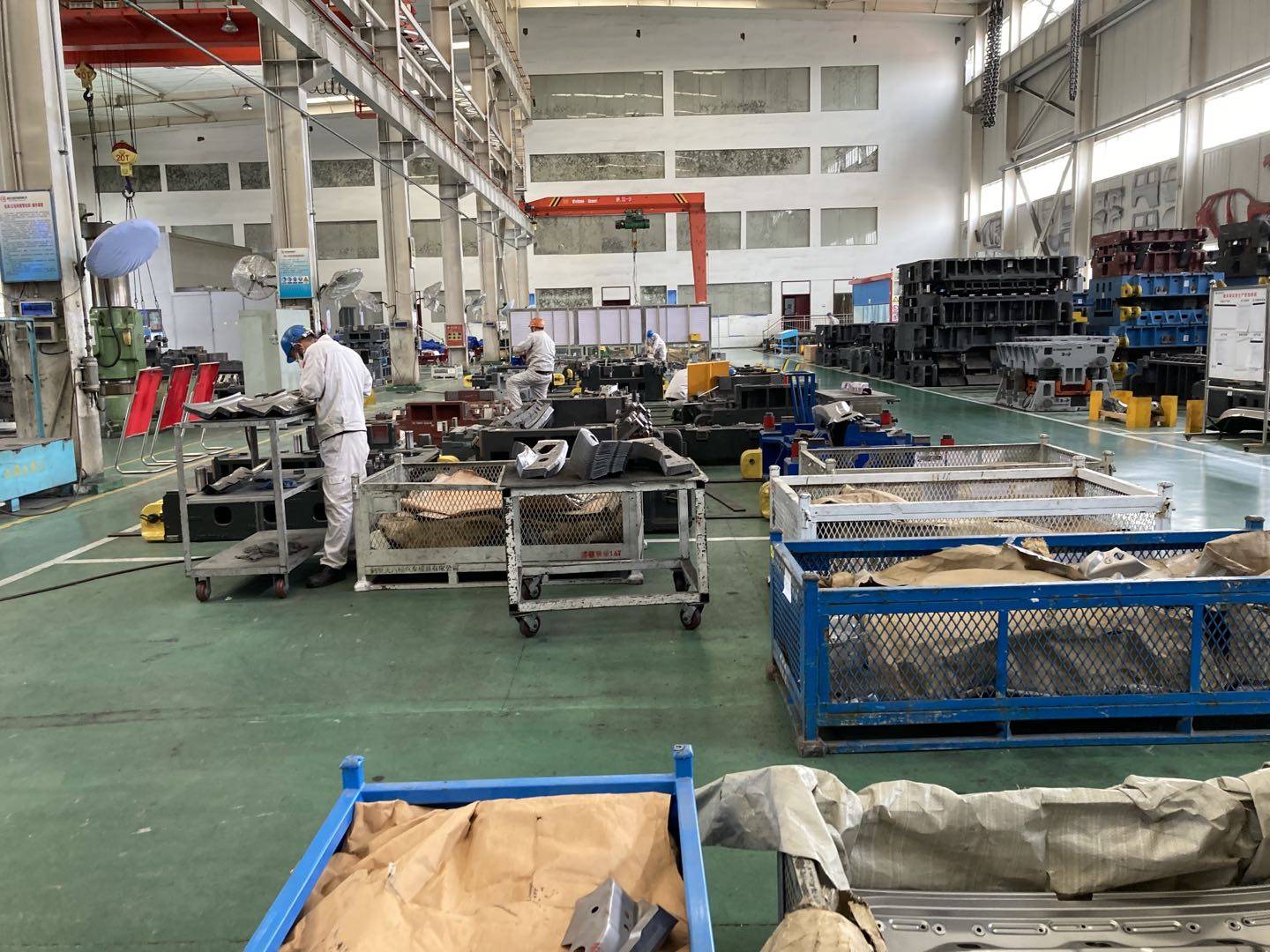 飛鶴工業(yè)購(gòu)——汽車(chē)配件加工廠(chǎng)勞保鞋的穿用_穿戴